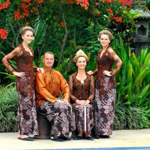 batik photoshoot in traditional Javanese dress at Villa Tanen, Yogyakarta
