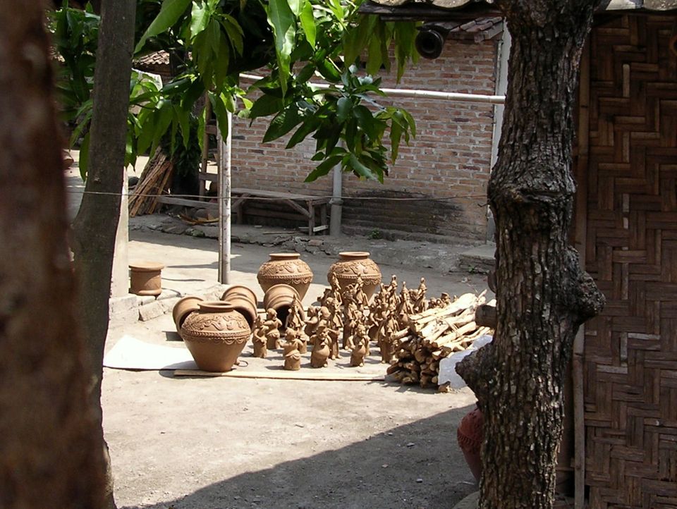 potter at work in Kasongan — craft route day trip from Villa Tanen